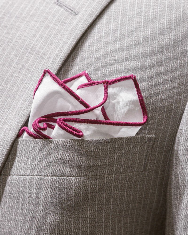 whitecottonpocketsquarewithburgundytrimSVNBESPOKEผ้าเช็ดหน้าสูทขาวขอบแดงเลือดหมูเบอร์กันดี