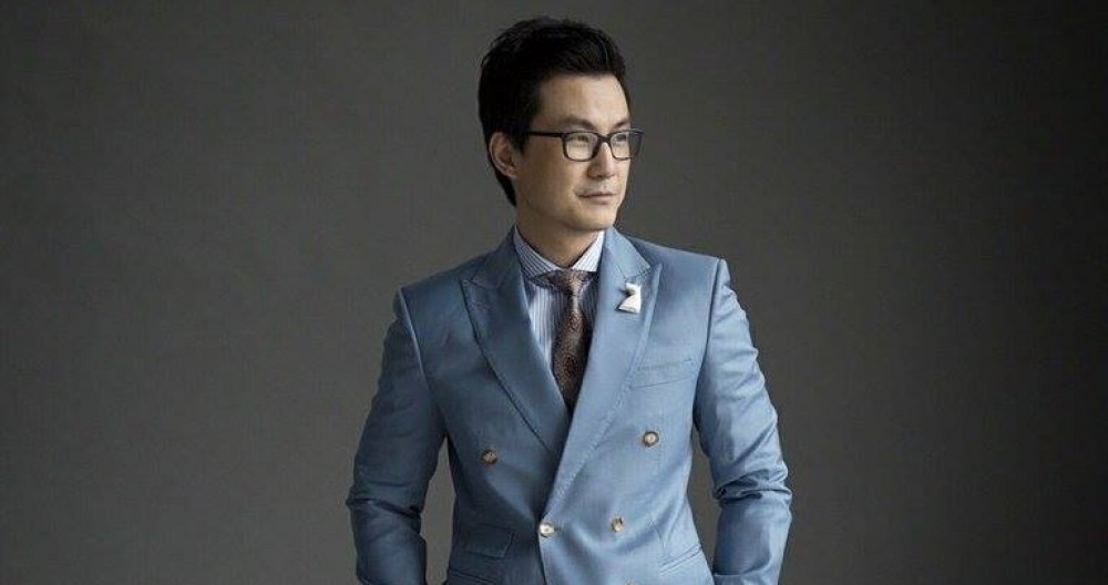 Sky light blue double breasted suit horn buttons with lapel pin - สูทสองแถวหกกระดุมสีฟ้าอ่อนกระดุมเขาควายพิณติดปกสูท